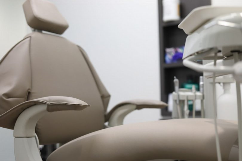 Dentista atendendo paciente em consultório odontológico próximo ao Metrô Ana Rosa, Vila Mariana