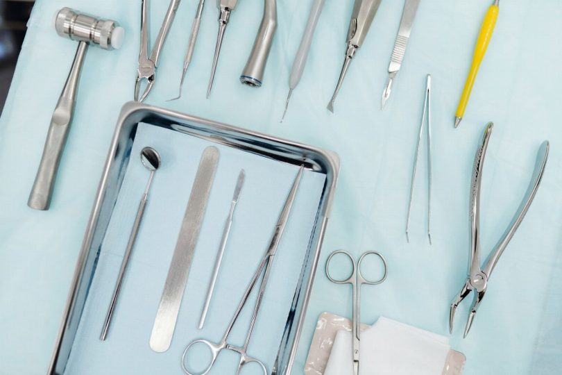 Paciente em cirurgia de enxerto ósseo para reabilitação com implante dentário