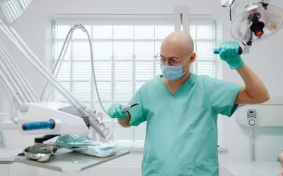 Dentista para cirurgia oral analisando exame de tomografia antes do procedimento