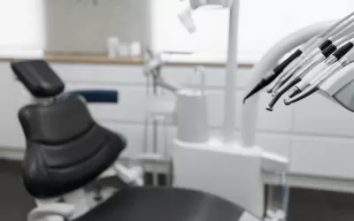 Dentista em consultório odontológico na Vila Mariana avaliando paciente e analisando radiografia
