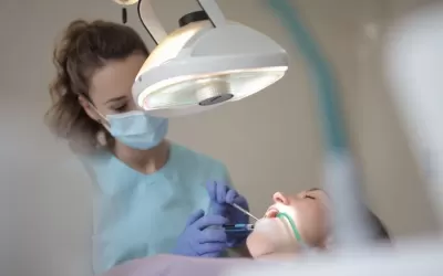 Dentista orientando paciente em consultório odontológico na Vila Mariana