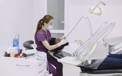 Recepção de clínica odontológica perto do metrô Paraíso com paciente e dentista