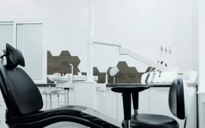 Dentista atendendo paciente em consultório odontológico moderno na Vila Mariana