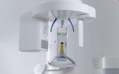Paciente em cadeira odontológica com scanner intraoral sendo usado para planejamento de implante e prótese CAD/CAM